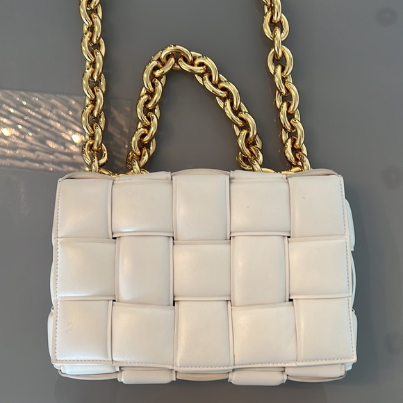 BOTTEGA VENETA
SIZE: 10”W x 7”H x 3”D
5” Gold Handle Drop
20” Strap Chain Drop - Picture 5 of 7